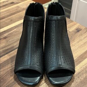 Bella Vita Black Open-Toe leather ankle boots 6.5 /wide